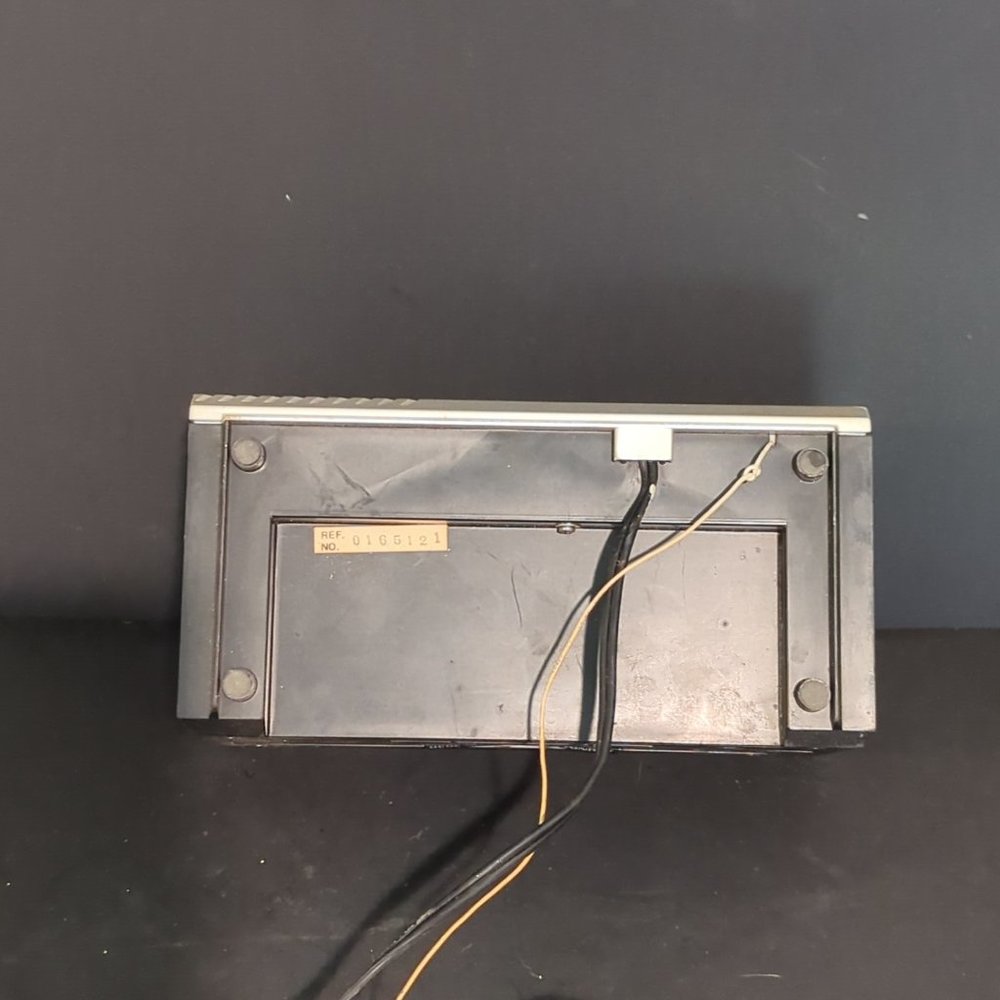 VINTAGE AM/FM ELECTRIC RADIO - Picture 2 of 7